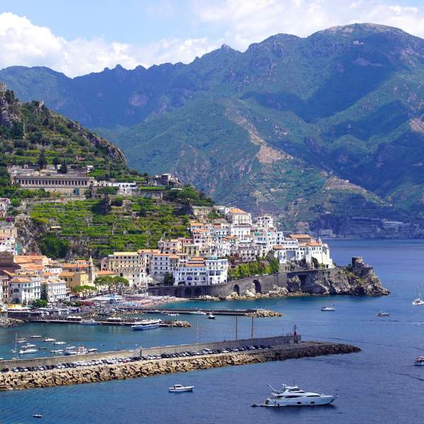 Żegluj wzdłuż pięknego wybrzeża Amalfi